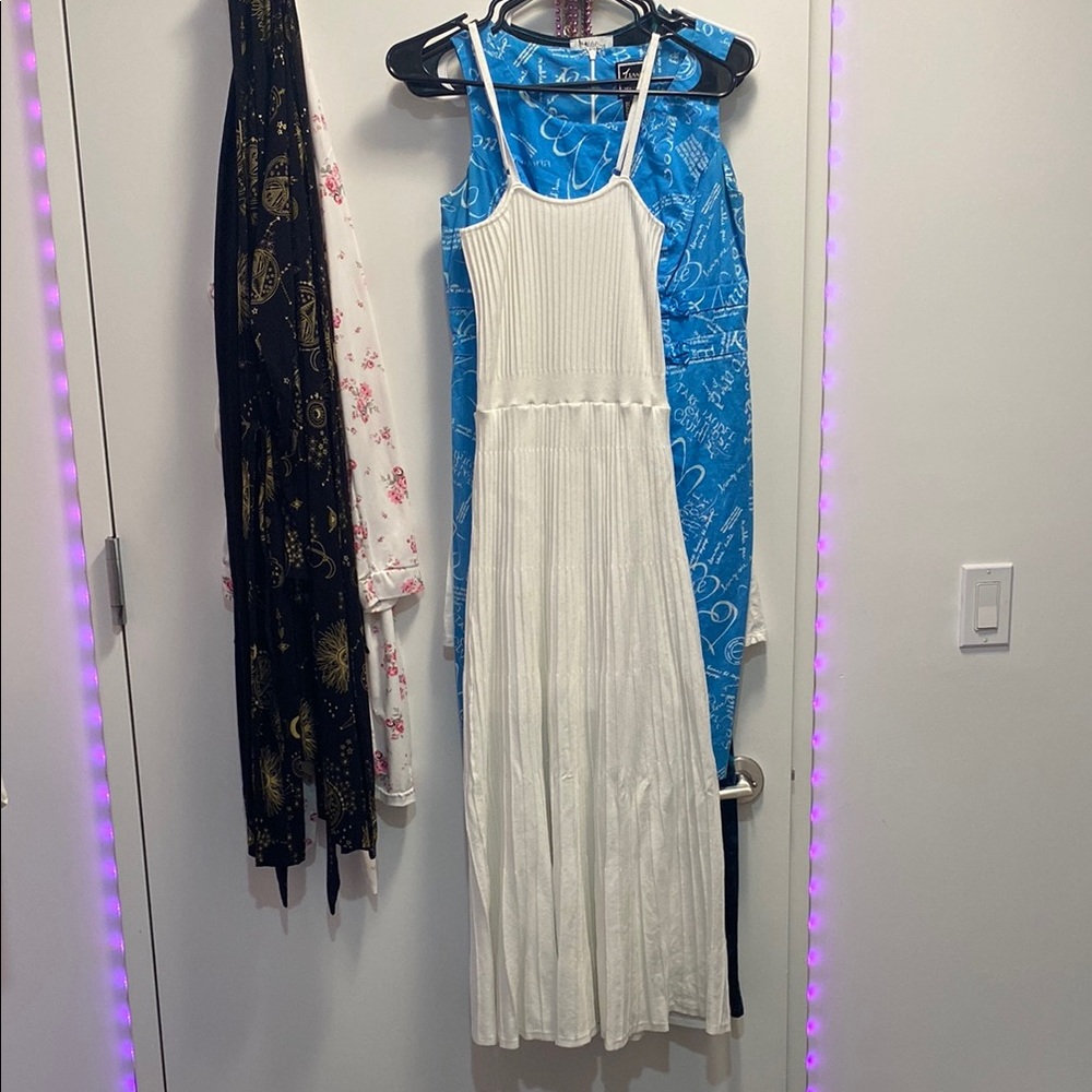 Elegant White Sleeveless Dress